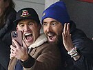 Majitelé fotbalového Wrexhamu Ryan Reynolds s Robem McElhenneym na tribun pi...