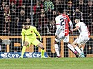 Slávistický stoper Aiham Ousou si stílí vlastní gól v nastaveném ase derby na...
