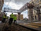 �elezn� konstrukce p�eklenula ulici na Florenci. Souvis� s opravami stropn�ch...