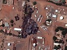 Satelitní snímek ukazuje zniené nákladní vozy s pohonnými hmotami ve skladu...