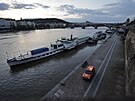 Policie uzav�ela n�plavky kv�li zv��en�mu pr�toku Vltavy. (16. dubna 2023)