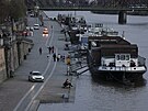 Policie uzav�ela n�plavky kv�li zv��en�mu toku Vltavy. (16. dubna 2023)