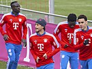 Sadio Mané (vlevo) a Leroy Sané na tréninku Bayernu poté, co klub eil jejich...
