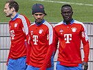 Sadio Mané (vpravo) a Leroy Sané na tréninku Bayernu poté, co klub eil jejich...