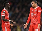 Leroy Sané (vpravo)  z Bayernu se bhem utkání tvrtfinále Ligy mistr na...
