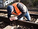 Zden�k Hada� instaluje senzory na kolejnici.