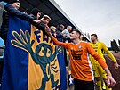Varnsdorfský branká Martin Vaák slaví s fanouky výhru nad Slavií B v zápase...