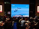V pekingské restauraci vysílají zábry ínských letoun, které se úastní...
