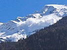 Sesuv laviny na ledovci v masivu Mont Blanc u obce Contamines-Montjoie poblí...