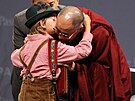 Exilový tibetský duchovní dostal polibek od malého chlapce v tradiním...