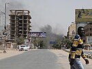 Dým v ulicích Chartúmu (15. dubna 2023)