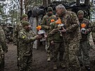Tradiní ukrajinský velikononí kolá rozdával vojákm v Kyjevské oblasti...