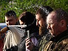 Pokropit vojáky svcenou vodou se vydal i knz ve Slovjansku. (15. dubna 2023)