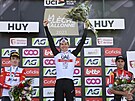 Slovinský cyklista Tadej Pogaar (uprosted) se raduje z triumfu v závod...