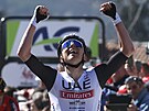 Slovinský cyklista Tadej Pogaar projídí vítzn cílem závodu Valonský íp.