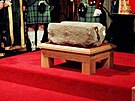 Fotografie Kamene osudu ve Velkém sále Edinburského hradu z 30. 11. 1996. Syn...