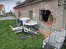 �idi� z nezn�m�ch p���in vyjel ze silnice a narazil do domu, co� ��st zdi...