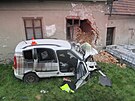 �idi� z nezn�m�ch p���in vyjel ze silnice a narazil do domu, co� ��st zdi...