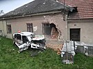 �idi� z nezn�m�ch p���in vyjel ze silnice a narazil do domu, co� ��st zdi...