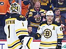 David Pastrák (vpravo) slaví s Jeremym Swaymanem gól Boston Bruins proti...