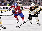 David Pastrák (88) z Boston Bruins útoí v zápase s Montreal Canadiens, brání...