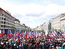 Na Václavském námstí se v nedli odpoledne schází tisíce lidí, aby spolen...