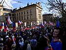 Lidé demonstrovali ped sídlem vlády ve Strakov akademii v Praze. (16. dubna...