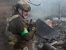 Ukrajinský voják natoil zábry pímo z bojit v Bachmutu