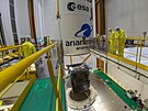 Evropská sonda Juice ped instalací do aerodynamického títu rakety Ariane 5