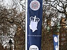 Vlajky v britské metropoli u píleitosti korunovace Karla III. (Londýn, 8....