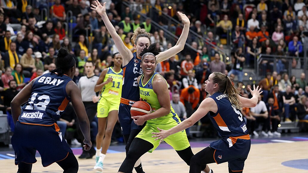 Alyssa Thomasová z USK  se sna�í udr�et mí� proti p�esile hrá�ek z Mersinu.