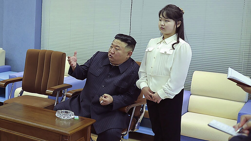 Severokorejský vdce Kim ong-un se svou dcerou bhem návtvy letecké a...