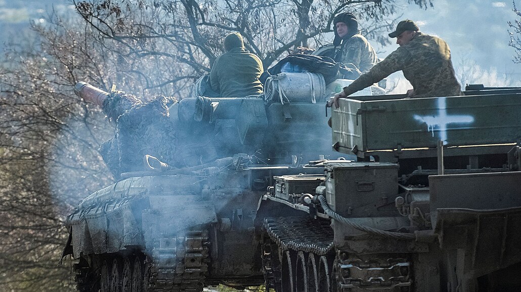 Ukrajintí vojáci jedou na tancích poblí frontového msta asiv Jar na...