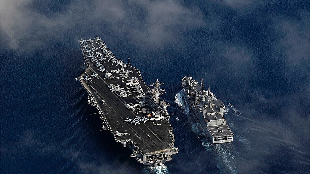 Letadlová lo� t�ídy Nimitz USS Carl Vinson v Indickém oceánu.