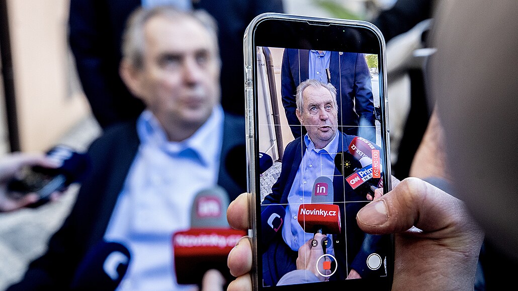 Bývalý prezident Milo� Zeman p�ijí�dí do své nov� otev�ené kancelá�e v...