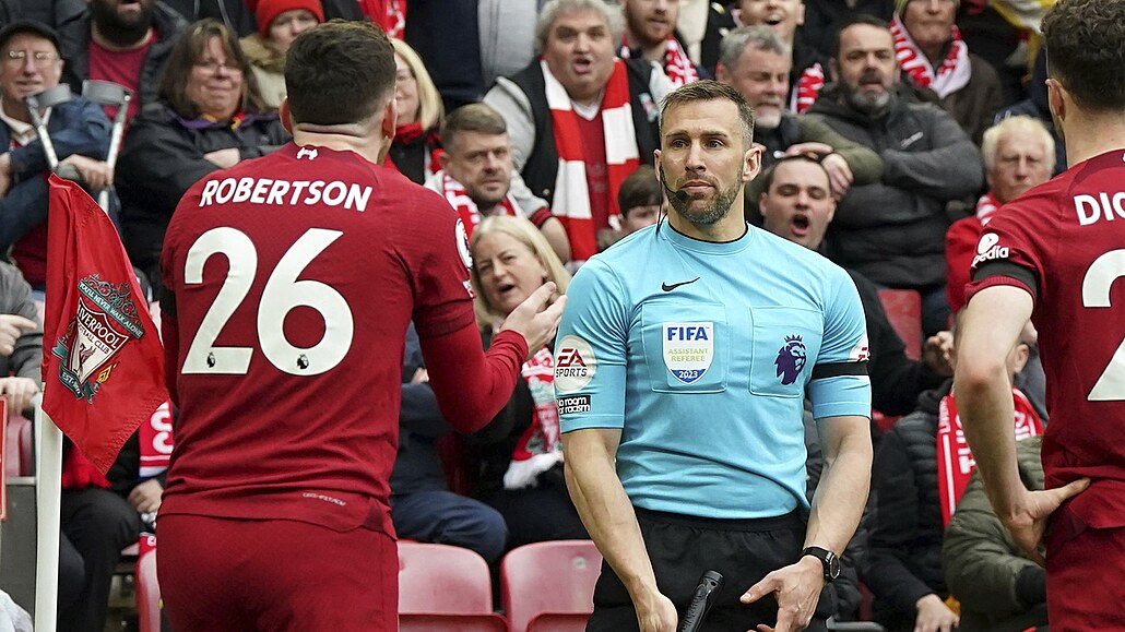 Obránce Liverpoolu Andrew Robertson v rozepi s asistentem rozhodího...
