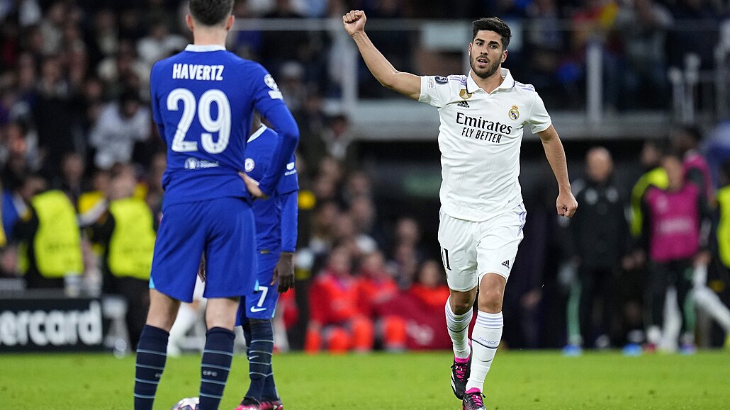 Marco Asensio z Realu Madrid (vpravo) slaví gól proti Chelsea.