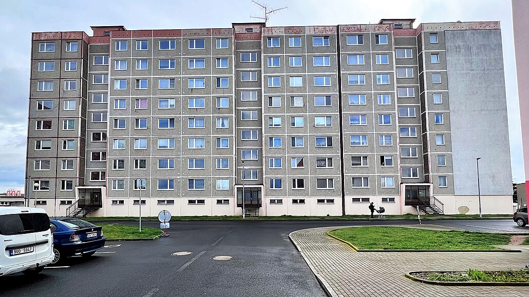 Devítipodla�ní panelový d�m se t�emi vchody byl postaven v 90. letech.