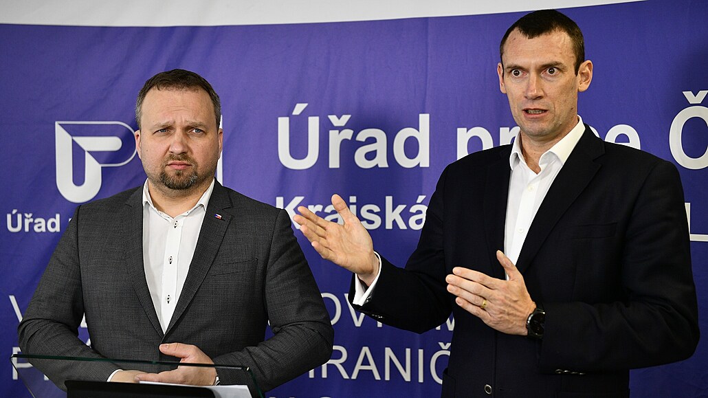 Ministr práce a sociálních v�cí Marian Jure�ka a pov��ený �editel Ú�adu práce...