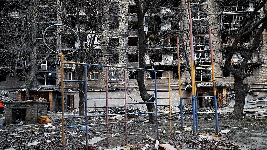 Vtina budov  v Rusy okupovaném Mariupolu je siln poniená. (3. dubna 2023)