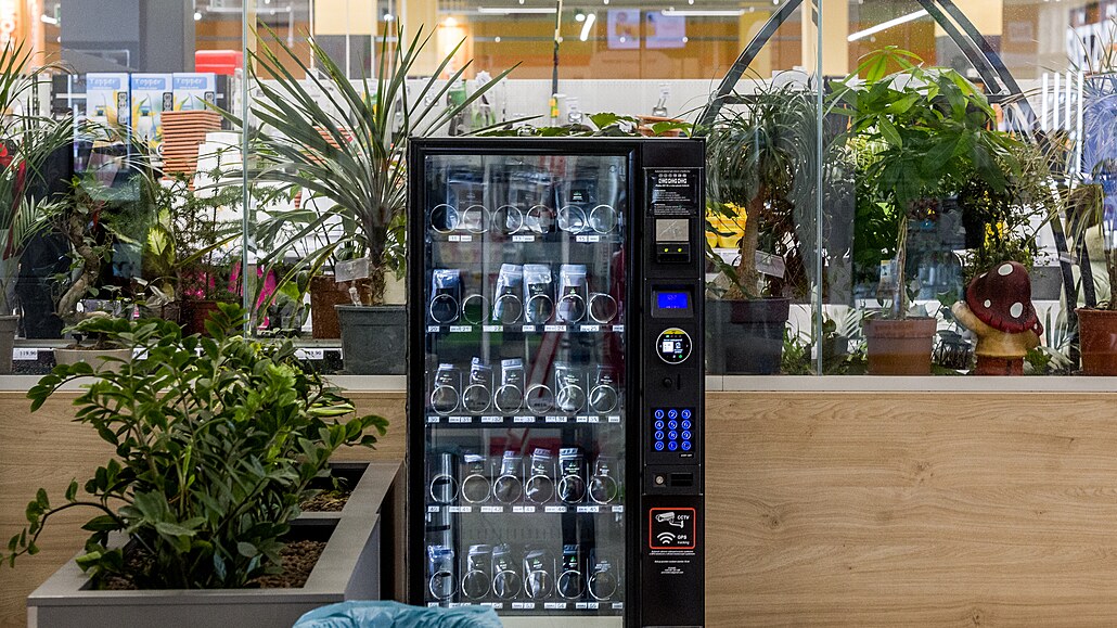Prodejní automat na konopí v obchodním centru v Praze