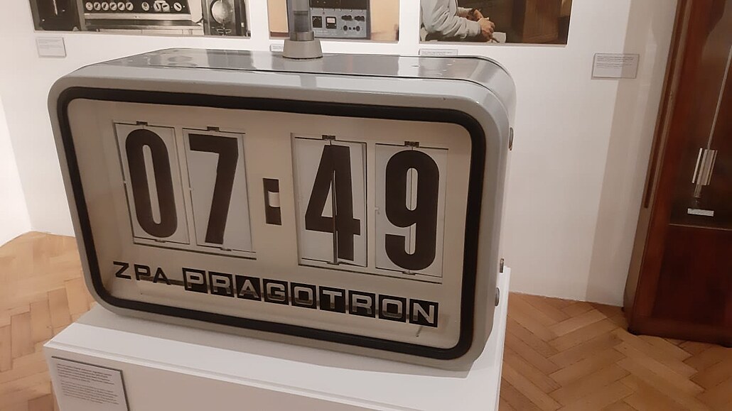 Jedním z nejvzácn�j�ích exponát� jsou radiohodiny.