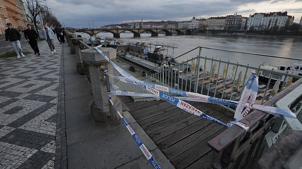 Policie v nedli uzavela náplavky kvli zvýenému prtoku Vltavy.