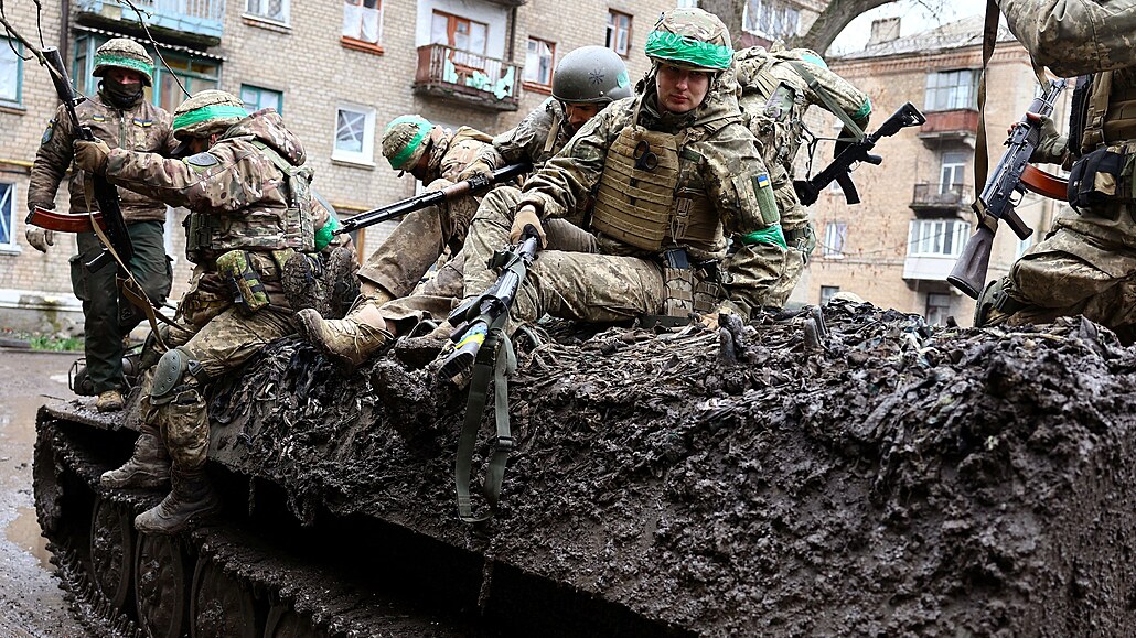 Ukrajintí vojáci se vracejí z tkých boj uprosted ruského útoku na Ukrajinu...