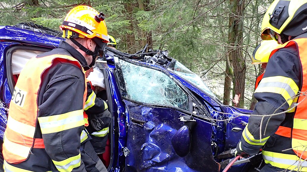 Nabourané maserati po nehod� pod Pustevnami p�ivolalo záchraná�e. Zran�nou...