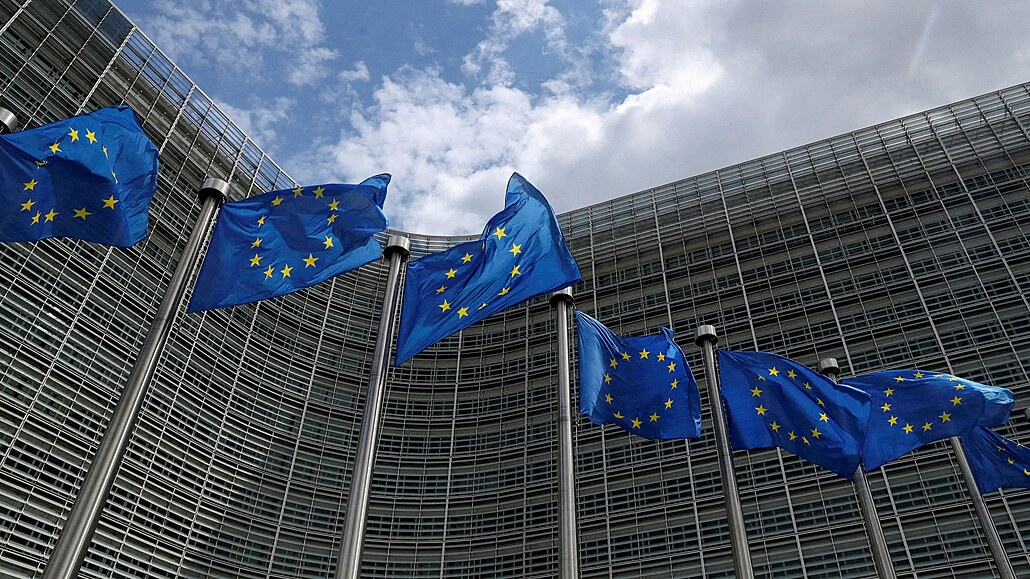 Vlajky Evropské unie před sídlem Evropské komise v Bruselu (5. června 2022)