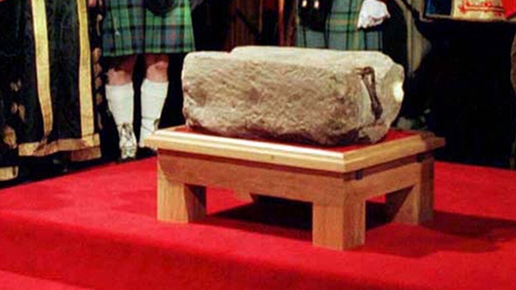 Fotografie Kamene osudu ve Velkém sále Edinburského hradu z 30. 11. 1996. Syn...