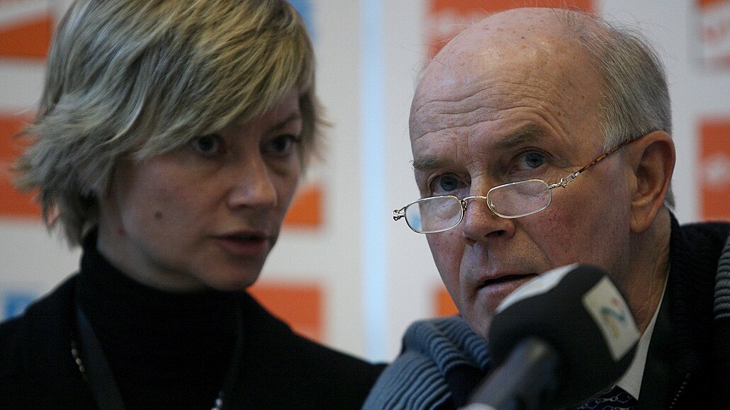 Rok 2009, prezident IBU Anders Besseberg naslouchá generální sekretářce IBU...