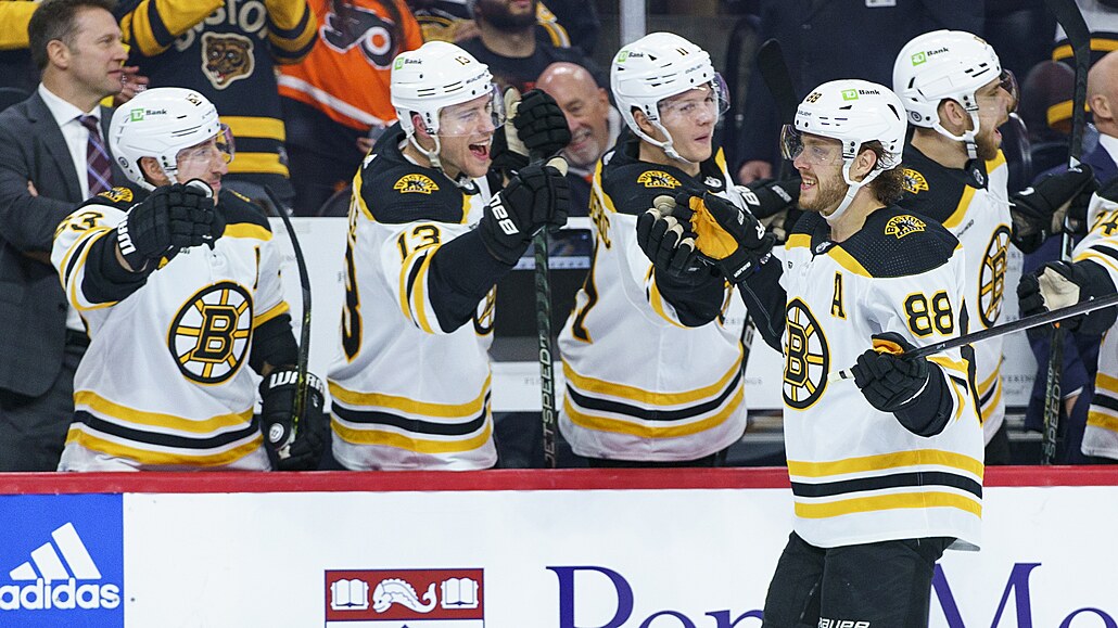 David Pastrňák (88) slaví svůj třetí gól v zápase se spoluhráči z Boston Bruins.