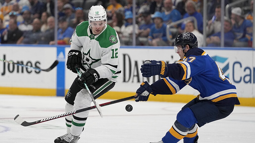 Radek Faksa (vlevo) z Dallas Stars obchází Toreyho Kruga ze St. Louis Blues.
